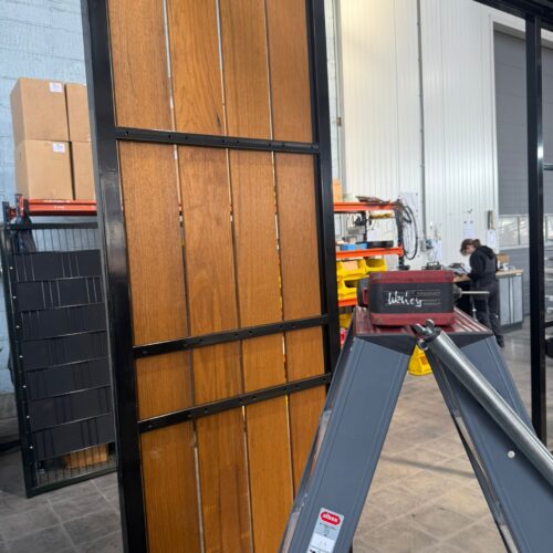 Afsluitbare fietsoverkapping Timber 27 Achterzijde houten wand afsluitbare fietsoverkapping Timber SKWshop bevestiging stalen frame